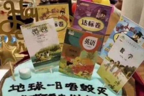 Nhận bánh sinh nhật kèm dòng chữ này từ bố mẹ, cậu bé bật khóc nức nở