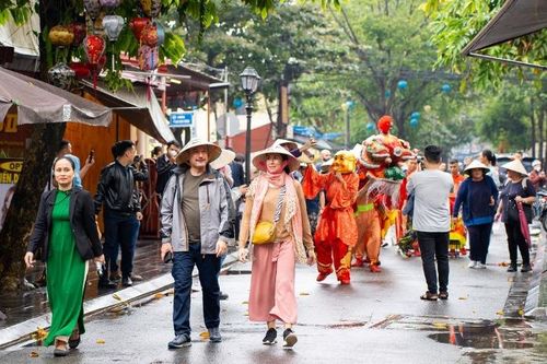 Dâng trà tại đình Hội An và đón đoàn khách quốc tế 'xông đất' phố cổ