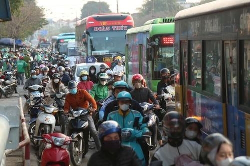 Người dân ùn ùn quay trở lại Hà Nội sau kỳ nghỉ Tết Dương lịch