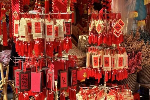 Chiêm ngưỡng phố Hàng Mã rực sắc đỏ đón Tết