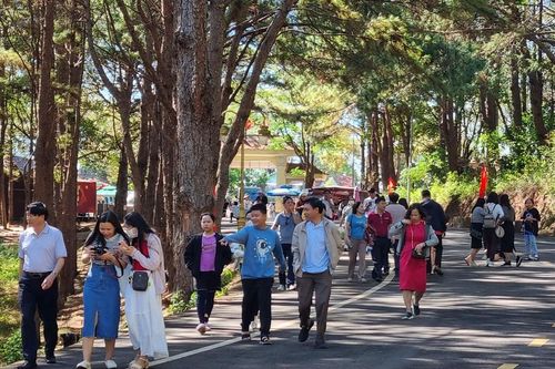 Gia Lai: Các điểm du lịch tấp nập du khách dịp Tết Dương lịch