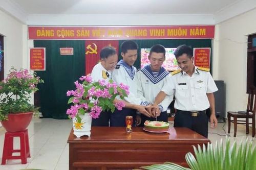 Ấm áp sinh nhật đồng đội