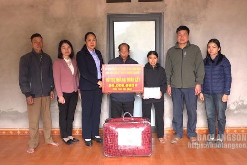 MTTQ huyện Văn Lãng trao tiền hỗ trợ xây nhà đại đoàn kết tại xã Gia Miễn