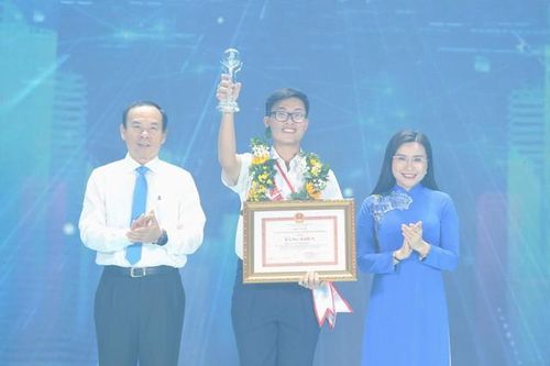 Học sinh chế tạo robot cứu hộ là Công dân trẻ tiêu biểu TPHCM năm 2023