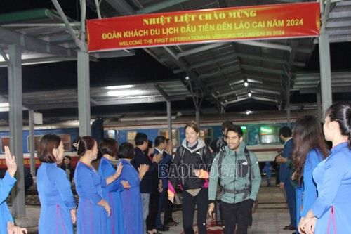 Chào mừng đoàn khách du lịch đầu tiên đến Lào Cai