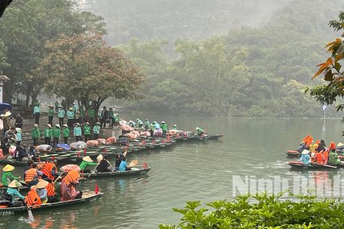 Các điểm du lịch Ninh Bình nhộn nhịp đón khách trong kỳ nghỉ Tết Dương lịch