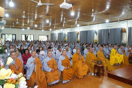 Quảng Nam: Gần 500 Phật tử tham gia khóa tu 'Ngày an lạc' tại tổ đình Vạn Đức
