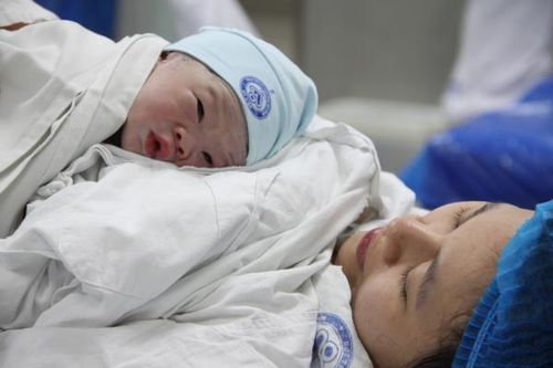 Công dân nhí đầu tiên của năm 2024 chào đời ở Hà Nội
