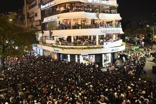 Hà Nội: Người dân đổ dồn về Bờ Hồ, một đêm 'thất thủ' vì countdown
