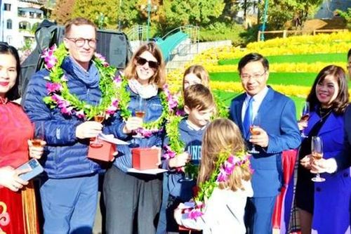 Sa Pa đón đoàn khách du lịch đầu tiên 'xông đất' năm 2024