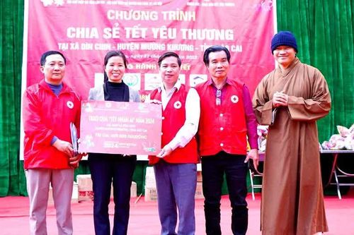 Lào Cai: 'Chia sẻ Tết yêu thương' cho học sinh và hộ nghèo ở xã vùng cao, biên giới Mường Khương