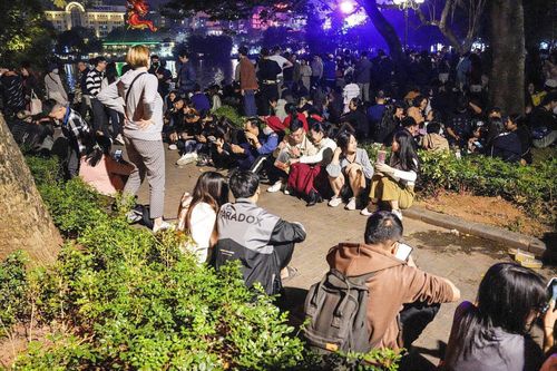 Phố đi bộ Hà Nội quá tải đêm Countdown, nhiều người kiệt sức ngồi la liệt vỉa hè