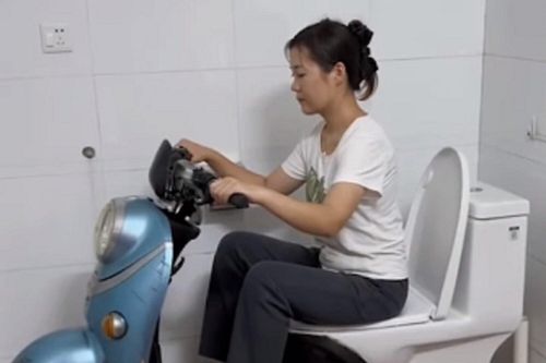Siêu bồn cầu xả nước bằng cách vặn ga xe máy