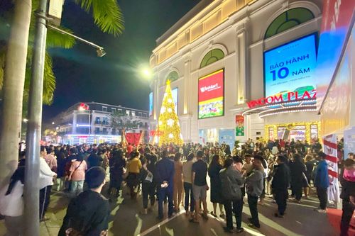 Hàng trăm nghìn người dân và du khách đổ về TTTM Vincom chào đón năm mới 2024
