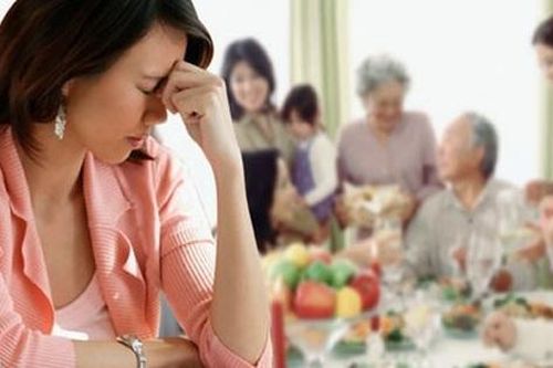 Nghỉ Tết về quê, con dâu sửng sốt khi mẹ chồng dẫn về một người khiến tình cảm gia đình rạn nứt
