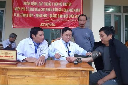Khám, phát thuốc miễn phí cho người dân miền núi