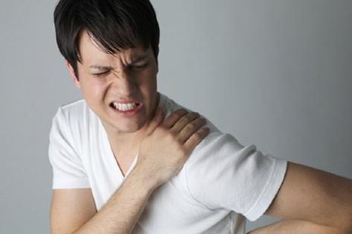 Trật khớp vai nên làm gì?