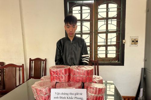 Giấu pháo trong nhà, nửa đêm gã trai mang đi gửi thì bị bắt giữ