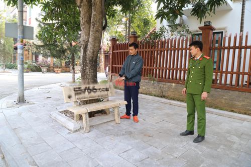 Phun sơn quảng cáo trang web đánh bạc lên 400 ghế đá công viên
