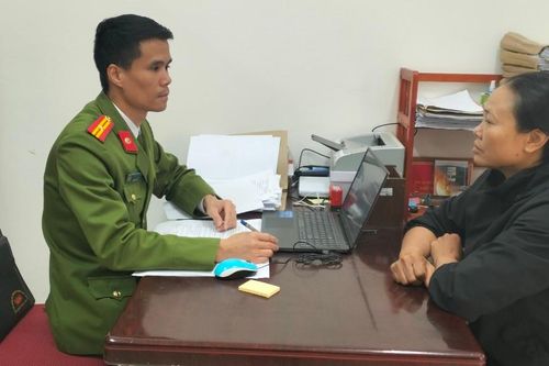 Bắt người phụ nữ cho vay lãi suất 'cắt cổ'