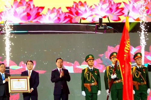 Chủ tịch nước trao Huân chương Lao động hạng nhất cho Hậu Giang
