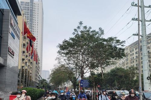Ngày đi làm đầu tiên sau nghỉ lễ Tết Dương lịch, người dân leo lên vỉa hè tránh ùn tắc