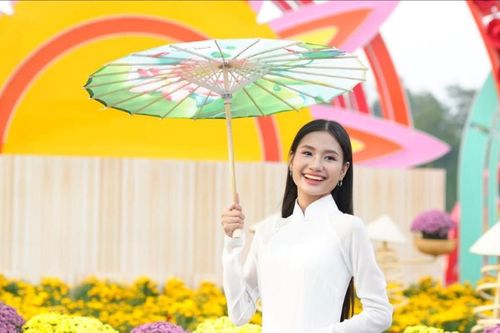 Hoa hậu Nguyễn Thanh Hà trải lòng chuyện ngồi ghế nóng ở tuổi 19