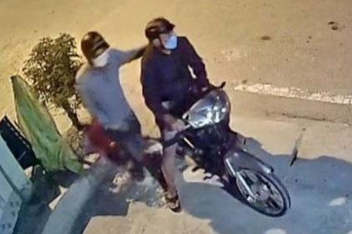 Hàng xóm ngăn 2 tên trộm cắt khóa đột nhập tiệm điện thoại