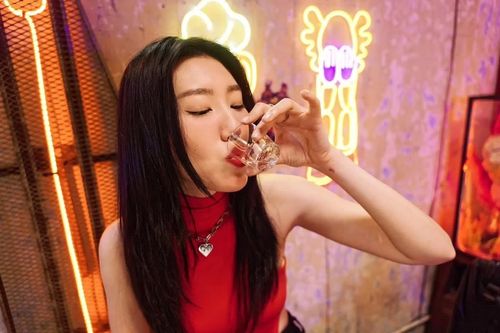 'Trên bàn nhậu, dưới bàn mưu' - hài hước nhưng nhiều sạn