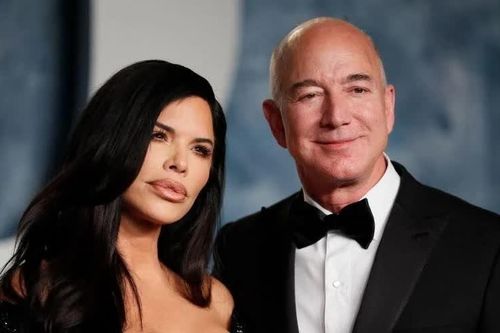 Hành động lạ của Jeff Bezos khi nghỉ mát