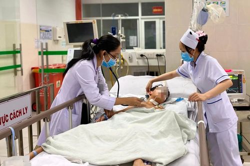 Bé trai 12 tuổi nhập viện vì tông xe vào cột điện
