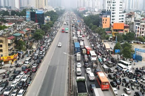 Đường phố Hà Nội kẹt cứng ngày làm việc đầu tiên của năm mới