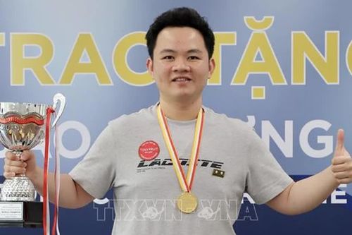 Cơ thủ 'vô danh' của Việt Nam tạo lịch sử sau 75 năm khi vô địch thế giới, xúc động hát quốc ca trên bục nhận giải
