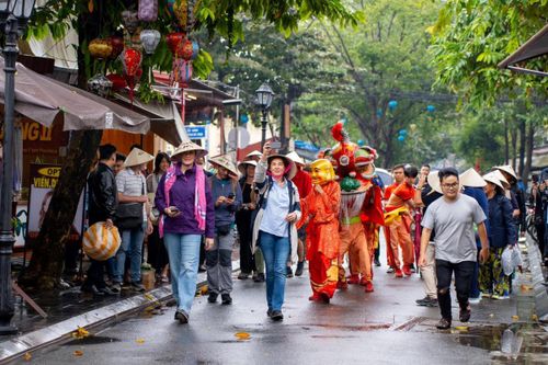 Hình ảnh đoàn khách quốc tế 'xông đất' tại Hội An