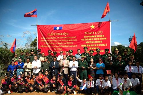 Nồng ấm tình đoàn kết Việt - Lào