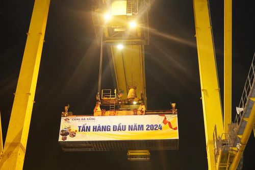Cảng Đà Nẵng đón tấn hàng đầu năm mới