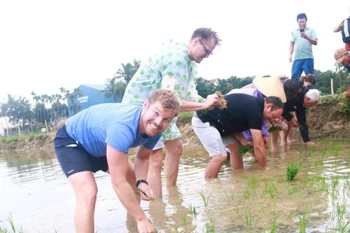 Khách Tây hào hứng lội ruộng cấy lúa, tát nước ở Hội An