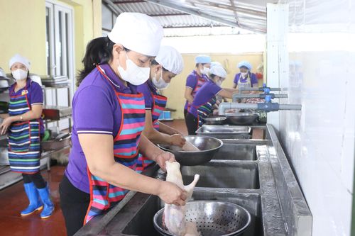 Nhân viên trường học mong cũng được quan tâm đúng mức