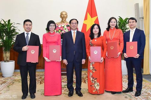 Bộ trưởng Ngoại giao trao quyết định bổ nhiệm 5 Trưởng cơ quan đại diện Việt Nam ở nước ngoài