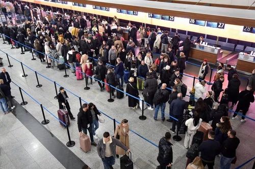 Người Kosovo 'đổ xô' đến thăm các nước EU sau khi gia nhập Schengen