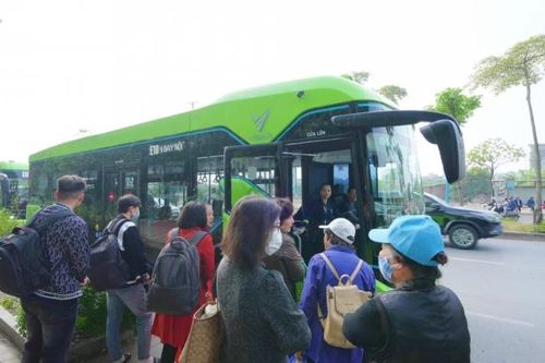 Người dân hào hứng trải nghiệm tuyến buýt điện đầu tiên kết nối nội đô Hà Nội - sân bay Nội Bài