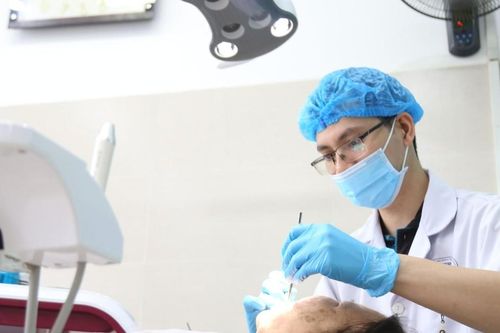Người phụ nữ gặp biến chứng xương hàm sau nhổ răng