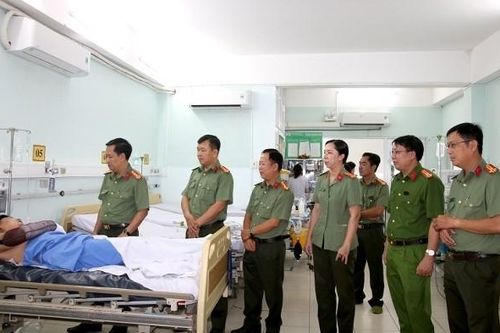 Lãnh đạo Công an tỉnh An Giang thăm cán bộ chiến sĩ bị thương khi làm nhiệm vụ