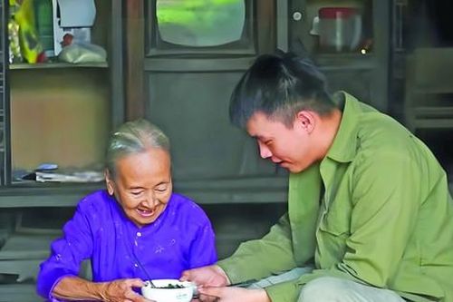 Bữa cơm sum vầy với… người lạ