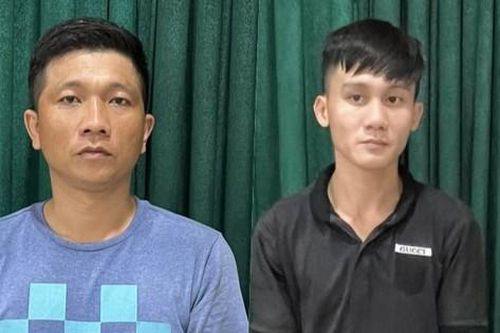 Cô gái bị giật điện thoại khi đang ngồi uống nước với bạn