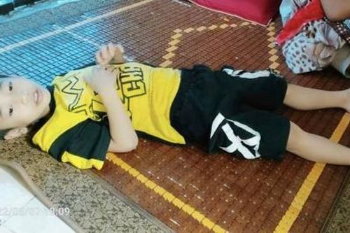 Xót xa mẹ đơn thân 'gánh trên vai' hai con bệnh tật