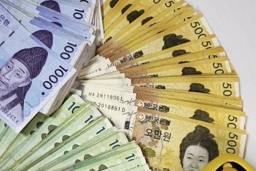 Bão giá đáng sợ, người trẻ rút tiền mặt, chia nhỏ để 'liệu cơm gắp mắm'