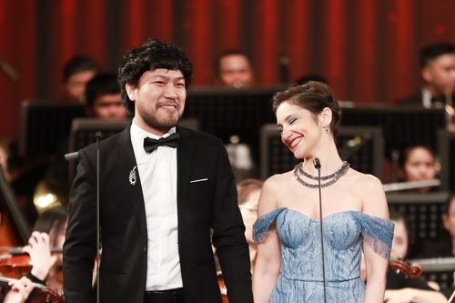 Màn hòa giọng ấn tượng của ngôi sao opera Angela Nisi và tenor Mạnh Hoạch