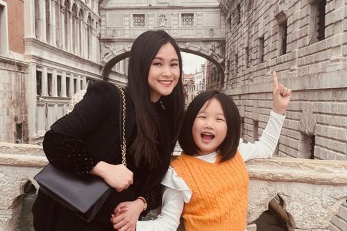 BTV Khánh Ly cùng con gái tìm hiểu văn hóa, phong tục các nước