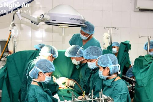 Bệnh viện ở Nghệ An 'vá tim' thành công cho bé gái người Lào